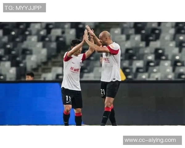 瓦尔迪禁区内展现惊人柔韧性头球攻门险些破门引发全场惊叹